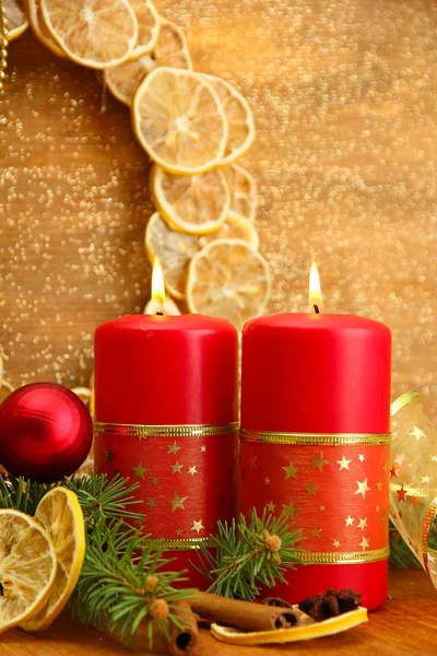 Deux bougies et décorations de Noël, sur fond doré — Photo