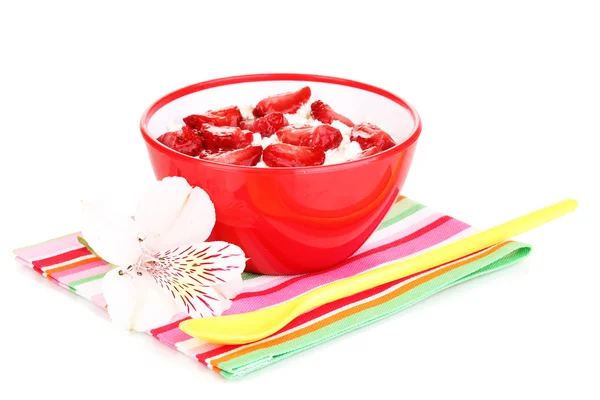 Queso de cabaña en tazón rojo con fresas en rodajas aisladas en blanco —  Fotos de Stock