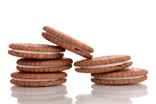 Čokoládové cookies s krémovou vrstvu izolovaných na bílém — Stock fotografie
