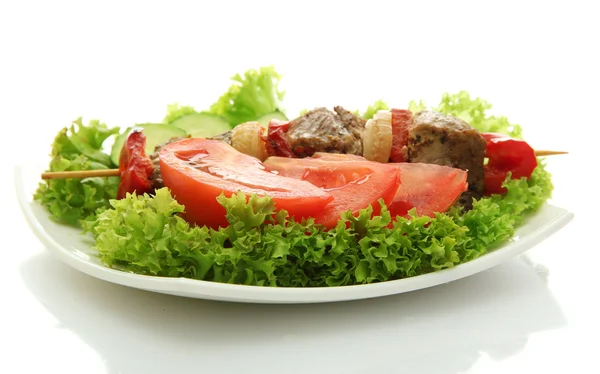 Välsmakande grillat kött och grönsaker på spett på plattan, isolerad på vit — Stockfoto