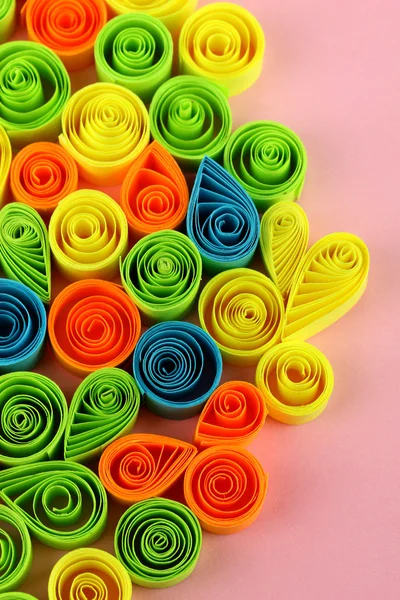 Quilling coloré sur fond rose close-up — Photo