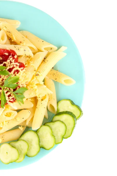 Plato de pasta Rigatoni con salsa de tomate aislada sobre blanco — Foto de Stock