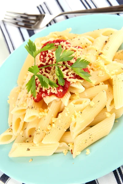 Rigatoni pastarätt med tomatsås på nära håll — Stockfoto