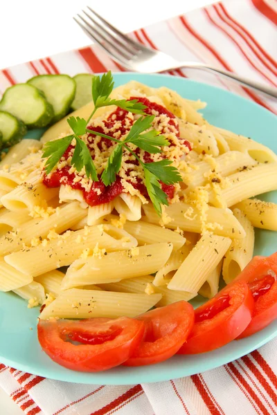 Plato de pasta Rigatoni con salsa de tomate de cerca — Foto de Stock