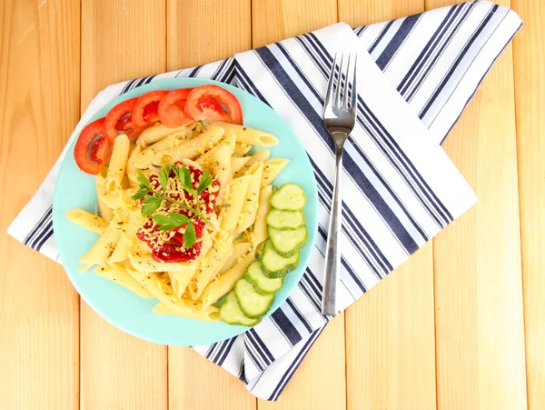 Prato de macarrão Rigatoni com molho de tomate na mesa de madeira — Fotografia de Stock