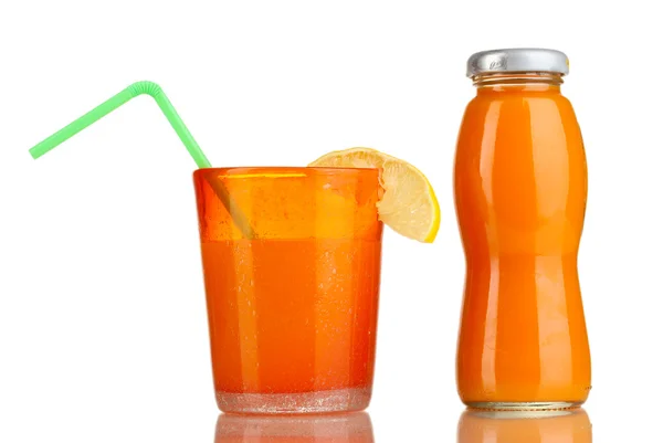 Delicioso suco de frutas múltiplas isolado em branco — Fotografia de Stock