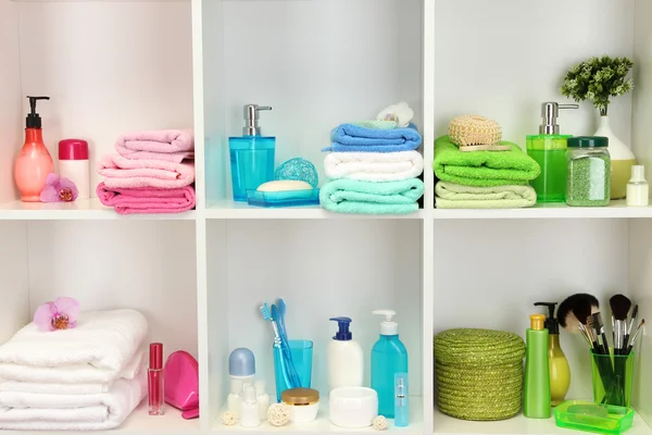 Accesorios de baño en estantes en el baño — Foto de Stock