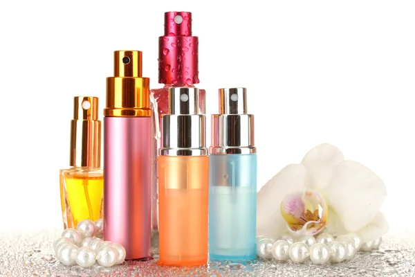 Perfume de mujer en hermosas botellas y flor de orquídea, aislado en blanco — Foto de Stock