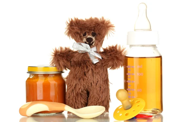 Babyfles met vers sap, puree en teddy bear geïsoleerd op wit — Stockfoto