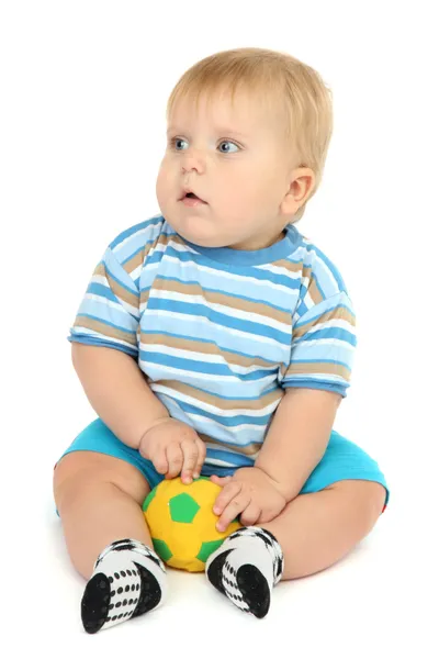 Küçük çocuk futbol topu, üzerinde beyaz izole ile oynarken — Stok fotoğraf