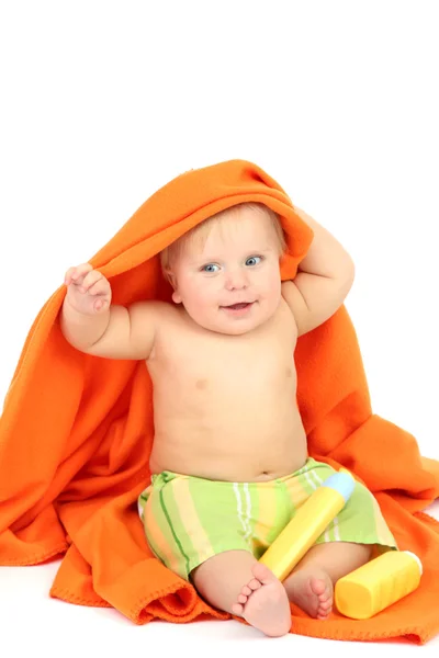 Маленький мальчик с цветным полотенцем, изолированный на белом — стоковое фото