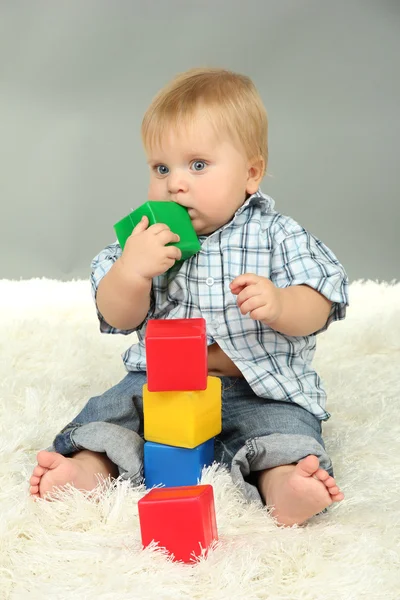 Menino brincando com blocos multicoloridos — Fotografia de Stock