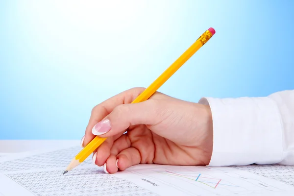 Close-up van zakenvrouw hand, schrijven op papier — Stockfoto