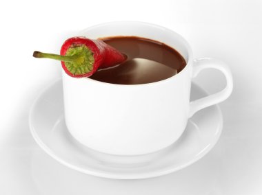 Beyaz fincan sıcak çikolata ve beyaz izole biber ile