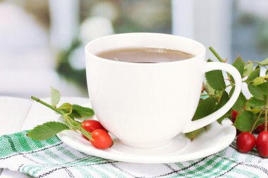 ahşap masa üzerinde hip Güllü çay