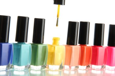 Beyaz üzerine izole edilmiş parlak oje grupları