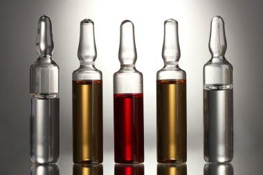 Gri arka planda tıbbi ampule