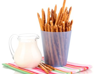 lezzetli kızarmış sopa üzerinde beyaz izole mor plastik kap içinde