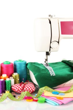 dikiş makinesi ve kumaş üzerine beyaz izole