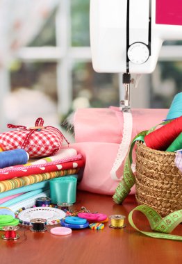 dikiş makinesi ve kumaş aydınlık arka plan üzerinde