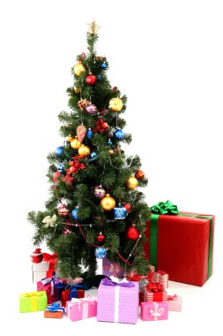 beyaz izole hediyeler ile dekore edilmiş Noel ağacı