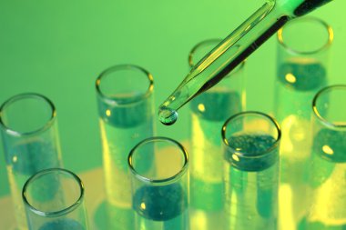 test tüpleri ile mavi zemin üzerine sıvı