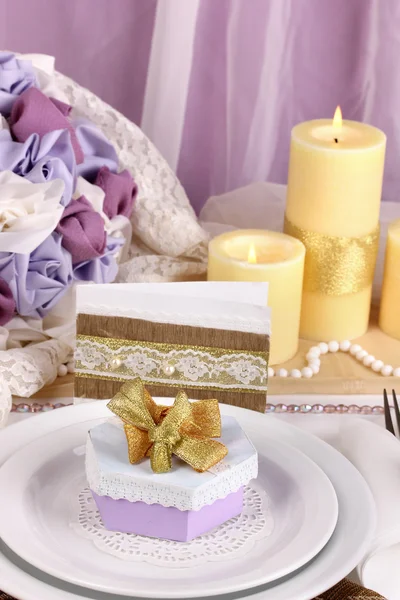 Servir fabulosa mesa de boda en color púrpura y oro sobre fondo de tela blanca y púrpura —  Fotos de Stock