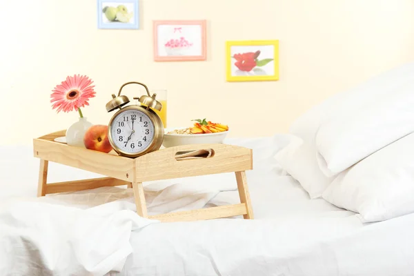 Bandeja de madera con desayuno ligero en la cama — Foto de Stock