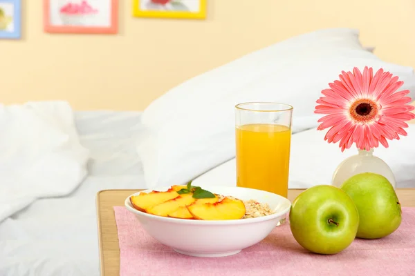 Desayuno ligero en la mesita de noche junto a la cama —  Fotos de Stock