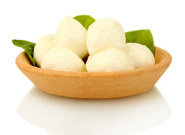 Mozzarella di formaggio con basilico verde nel piatto di argilla isolato su bianco — Foto Stock