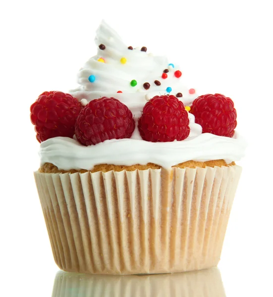 Sabroso cupcake con bayas, aislado en blanco — Foto de Stock