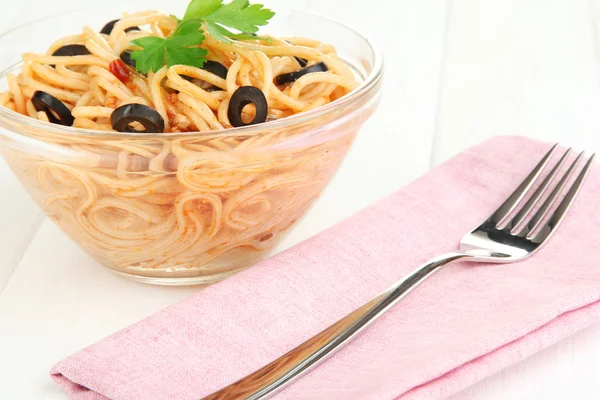 Italienische Spaghetti in Glasschale auf Holztisch — Stockfoto