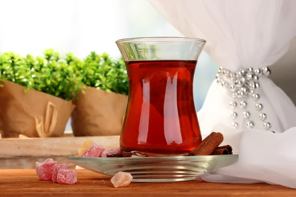 Türk çayı ve rahat lokum, ahşap masa üzerinde bardak — Stok fotoğraf