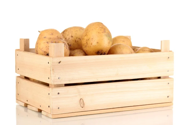 Ώριμα πατάτες σε ξύλινο κουτί που απομονώνονται σε λευκό — Φωτογραφία Αρχείου