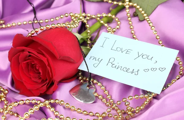 Pendentif coeur avec rose rouge — Photo