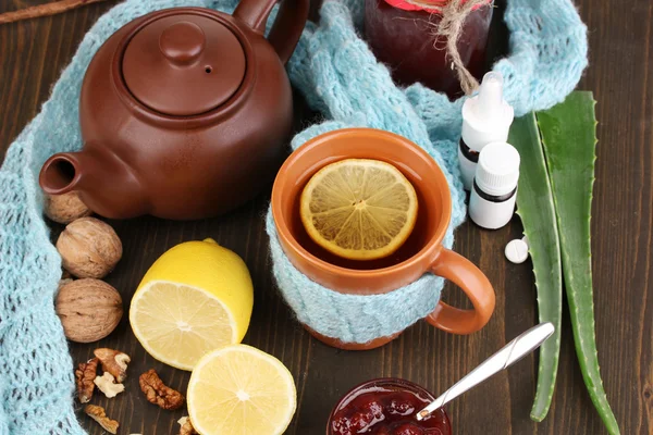 Užitečné čaj s jam pro imunitu na dřevěný stůl detail — Stock fotografie