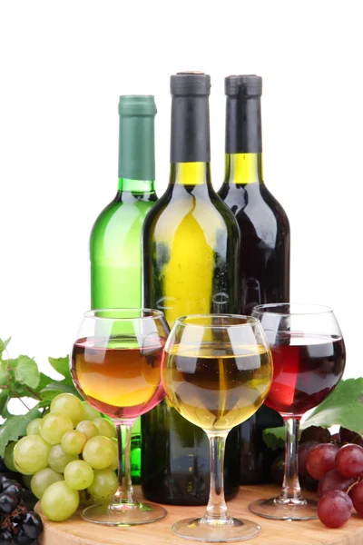 Garrafas e copos de vinho e sortimento de uvas, isolados sobre branco — Fotografia de Stock