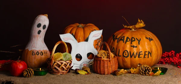 Truque ou tratar máscaras de Halloween e baldes cheios de cookies no fundo de cor — Fotografia de Stock