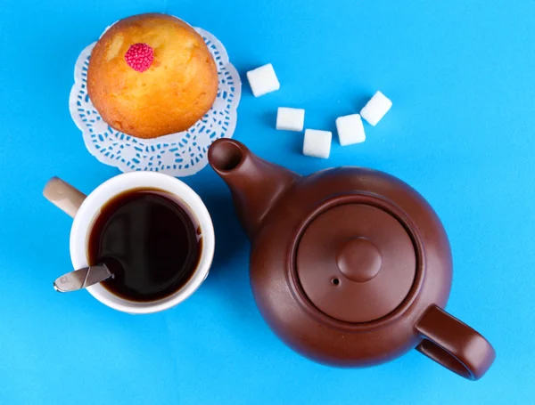 Vista superior de la taza de té y tetera en manteles azules —  Fotos de Stock