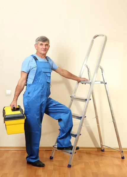 Handyman em casa perto da parede — Fotografia de Stock