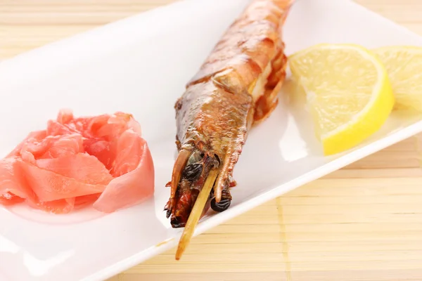 Brochettes de crevettes roi sur assiette avec gingembre et citron — Photo