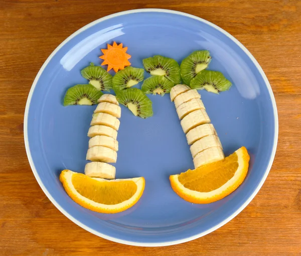 Comida divertida para niños sobre fondo de madera —  Fotos de Stock