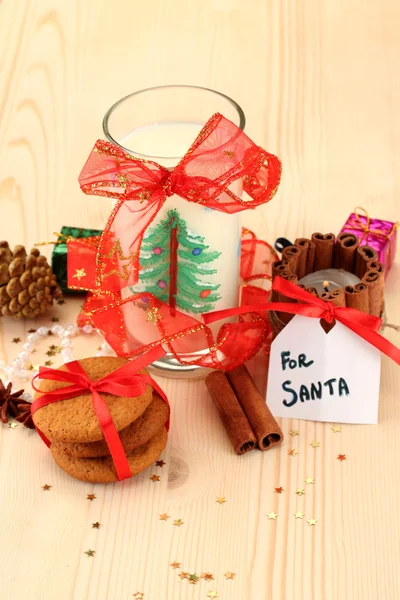 Cookies voor santa: Conceptuele afbeelding van gember koekjes, melk en kerst decoratie op lichte achtergrond — Stockfoto