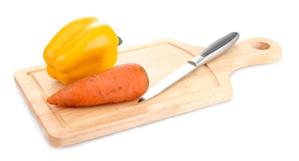 Paprica, carota e coltello su tagliere di legno isolato su bianco — Foto Stock