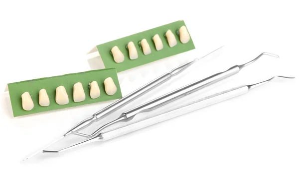 Dentadura com ferramentas dentárias isoladas em branco — Fotografia de Stock