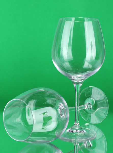 Two empty wine glasses on color background — Stock Photo, Image