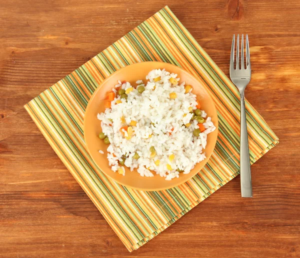 Risotto na placa de cor no fundo de madeira — Fotografia de Stock