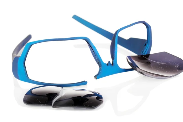 Kacamata rusak diisolasi dengan warna putih — Stok Foto