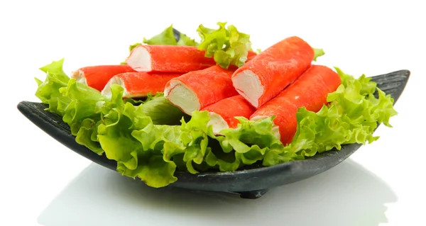 Krabbenstangen mit Salatblättern und Zitrone auf Teller isoliert auf weiß — Stockfoto