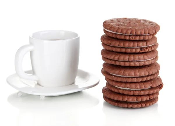 Čokoládové cookies s krémovou vrstvu a šálek kafe izolovaných na bílém — Stock fotografie